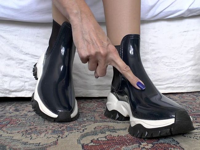 spri**e auf meine kurzen Gummistiefel ab! JOI, POV