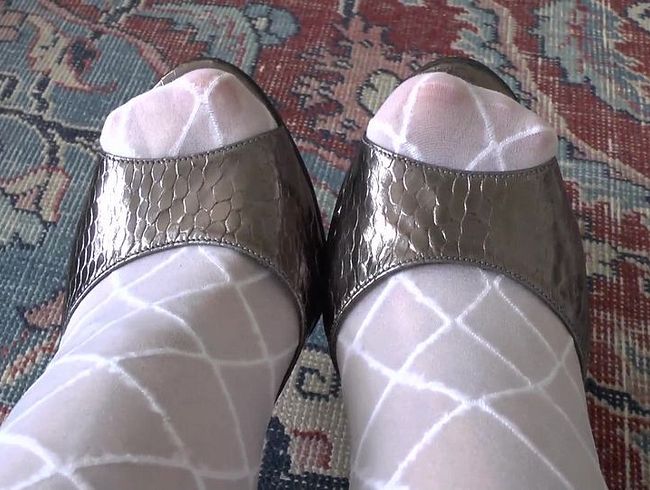 wi**saufgabe des Tages: spri**e ab auf meine Heels Füße Teil 1