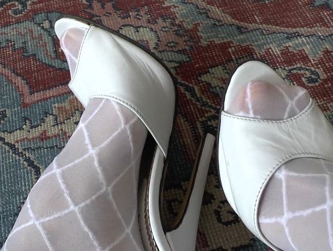 wi**saufgabe des Tages: spri**e ab auf meine Heels Füße Teil 2