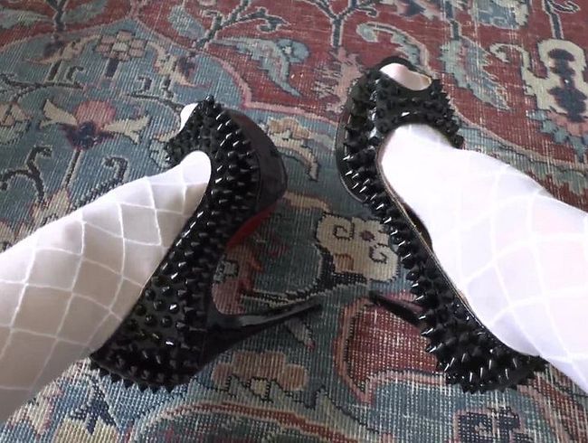 wi**saufgabe des Tages: spri**e ab auf meine Heels Füße Teil 4