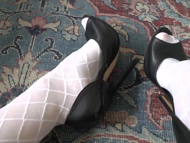 wi**saufgabe des Tages: spri**e ab auf meine Heels Füße Teil 5