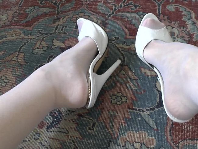wi**saufgabe des Tages: spri**e ab auf meine Heels Füße Teil 8