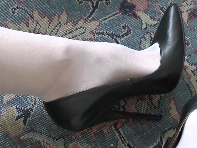 wi**saufgabe des Tages: spri**e ab auf meine Heels Füße Teil 9a