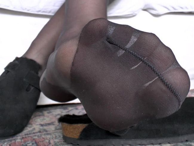 ValenteVictoriaLady's Porno Video: Schnüffle an meinen käsigen Nylon Hausschuhfüßen!