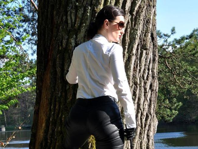 Lady Victoria Valente Porno Video: Folge meinen Stilettoschritten im Wald