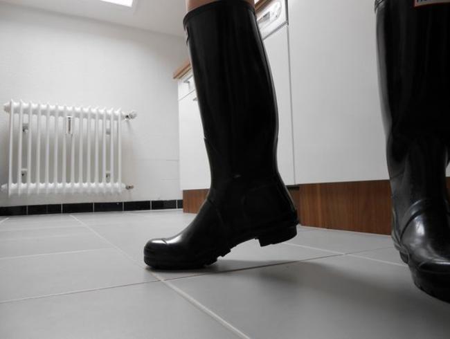 Lady Victoria Valente Porno Video: For rubber boots lovers