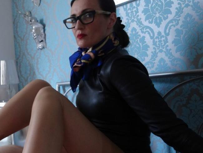 Lady Victoria Valente Porno Video: Nylonfüsse und Lederhandschuhe