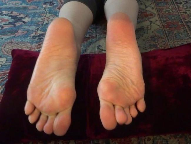Lady Victoria Valente Porno Video: Spray my soles I need your sperm!