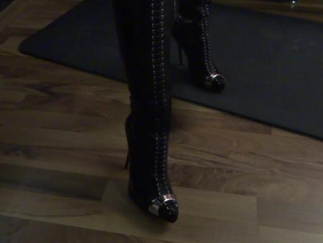 Lady Victoria Valente Porno Video: Stiefel lecken und Po küssen